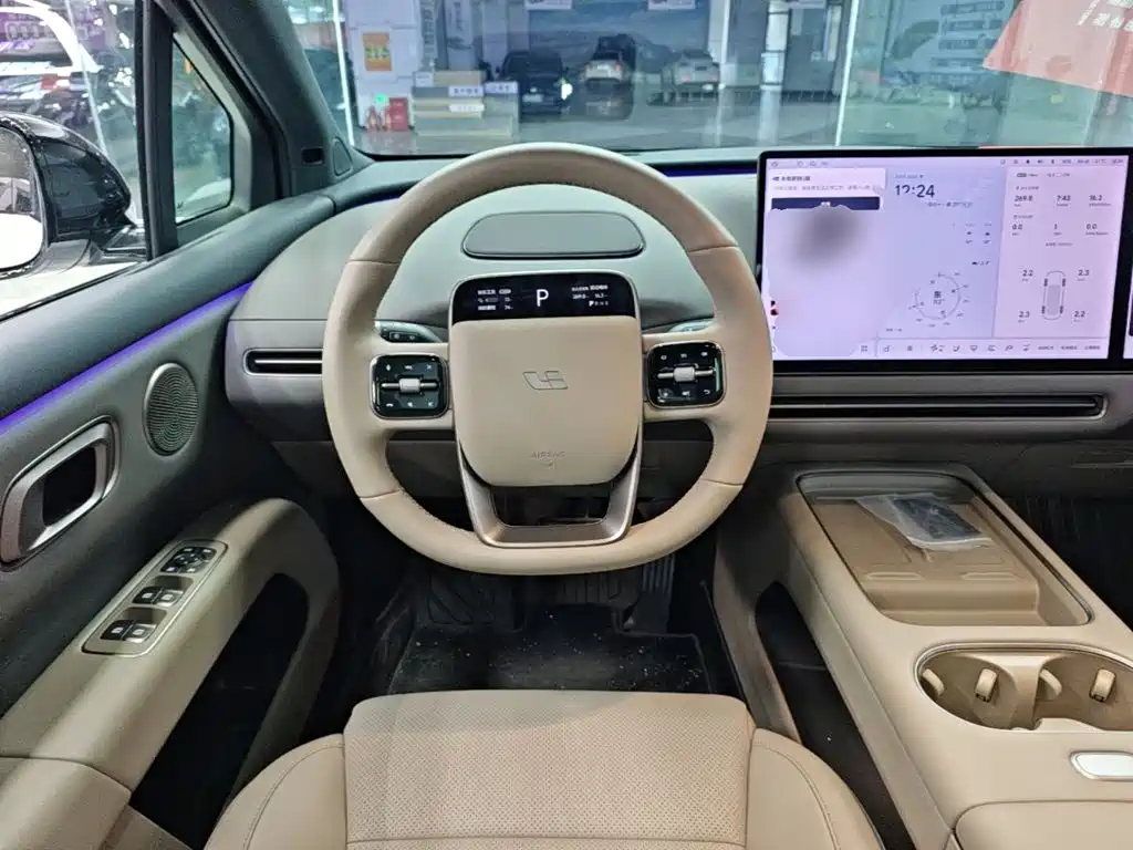 Фото 11 - Li Auto i6