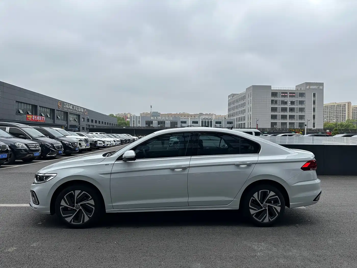 VOLKSWAGEN BORA