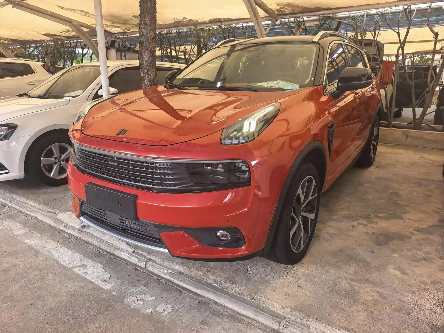 Фото 1 - Lynk & Co 01