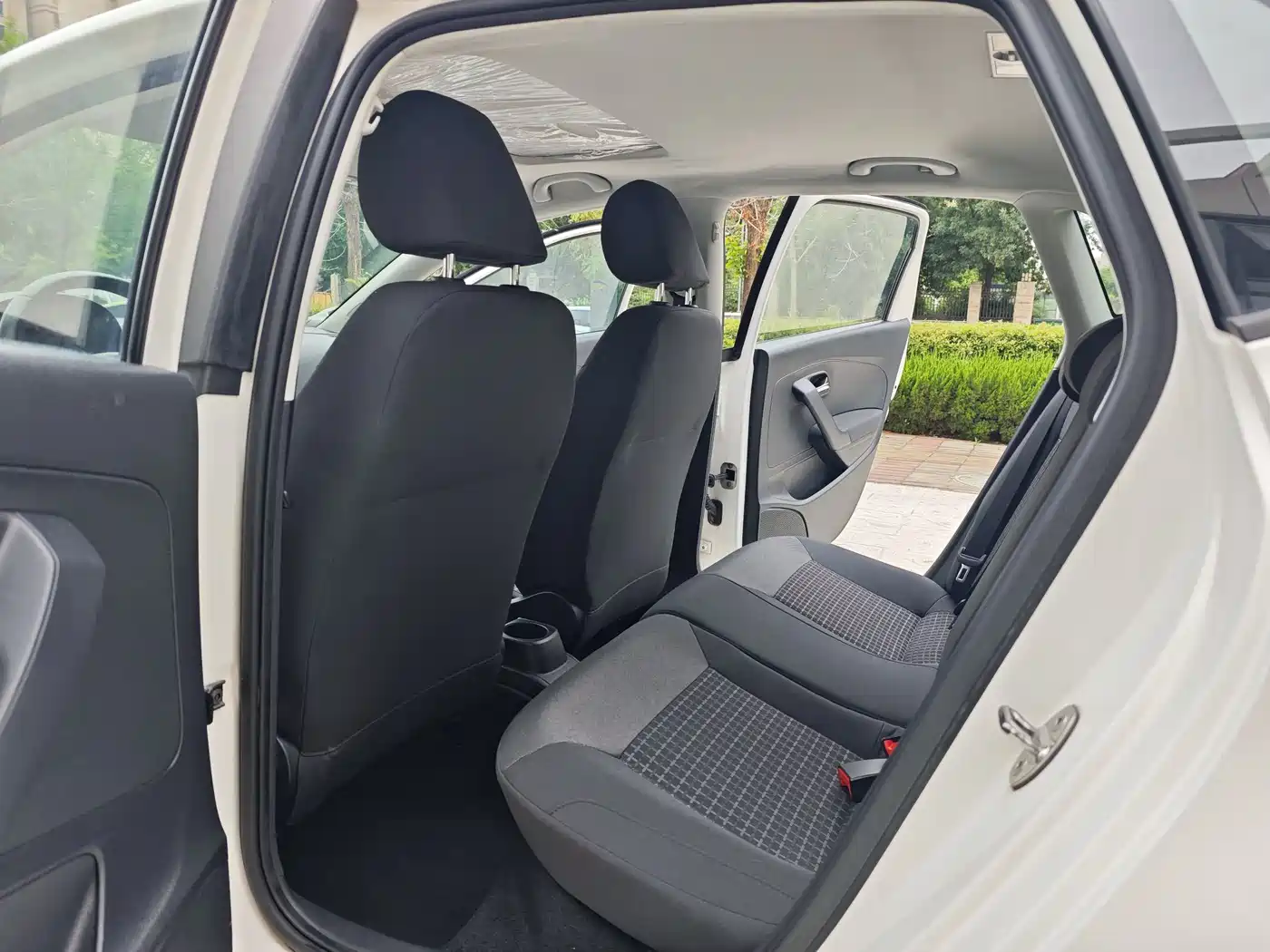 Volkswagen Polo 2016 1.6L Automatic Comfort фото 9