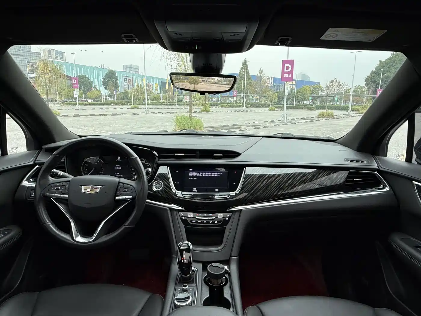Photo 9 - Cadillac XT6