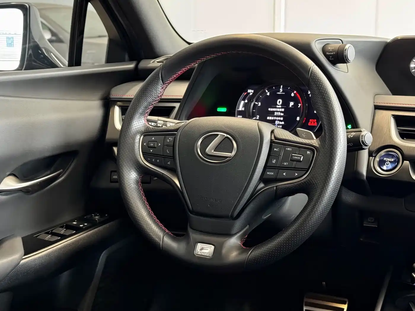 Фото 11 - Lexus UX