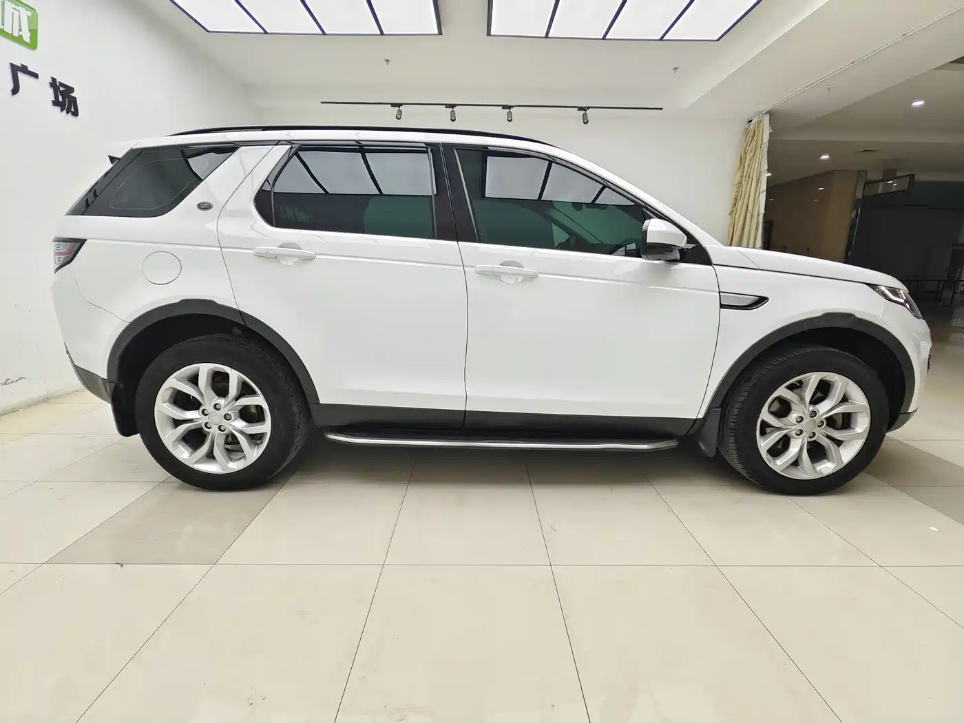 Land Rover Discovery Sport 2016 2.0T HSE фото 4