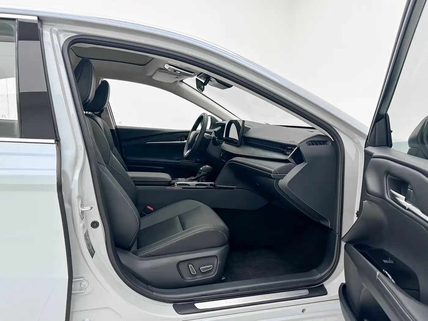 Toyota Camry 2024 Hybrid 2.5HG Premium Edition фото 13