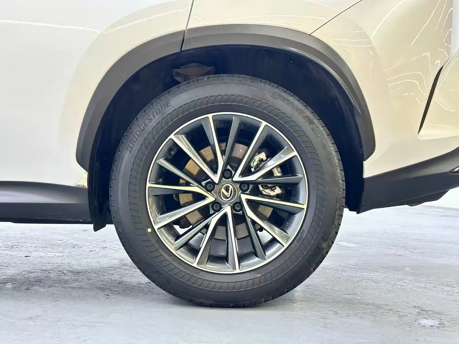Фото 19 - Lexus NX