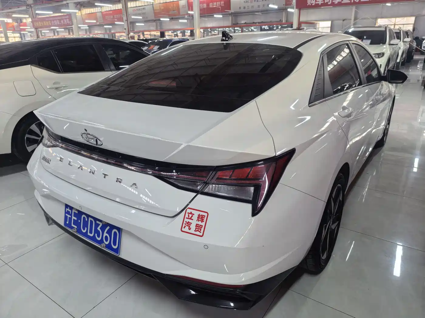 Hyundai Elantra 2022 1.5L CVT LUX Premium Edition фото 12