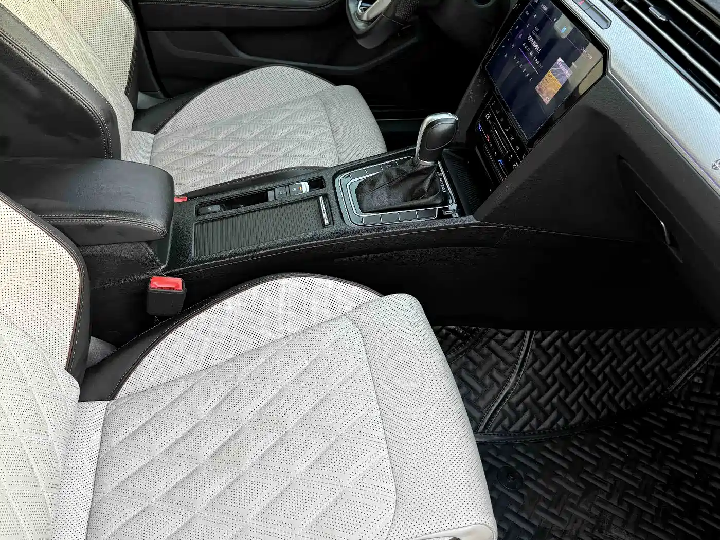 Volkswagen Magotan 2023 Model 2 Million Commemorative Edition 330TSI DSG Luxury фото 10