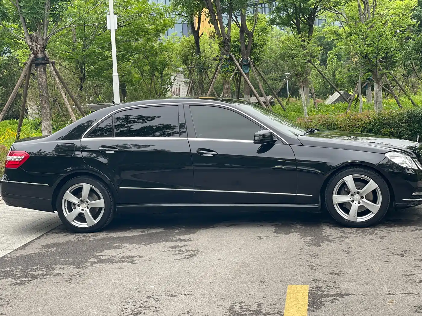 Mercedes-Benz E-Class 2013 Model E 260 L CGI Fashion фото 4
