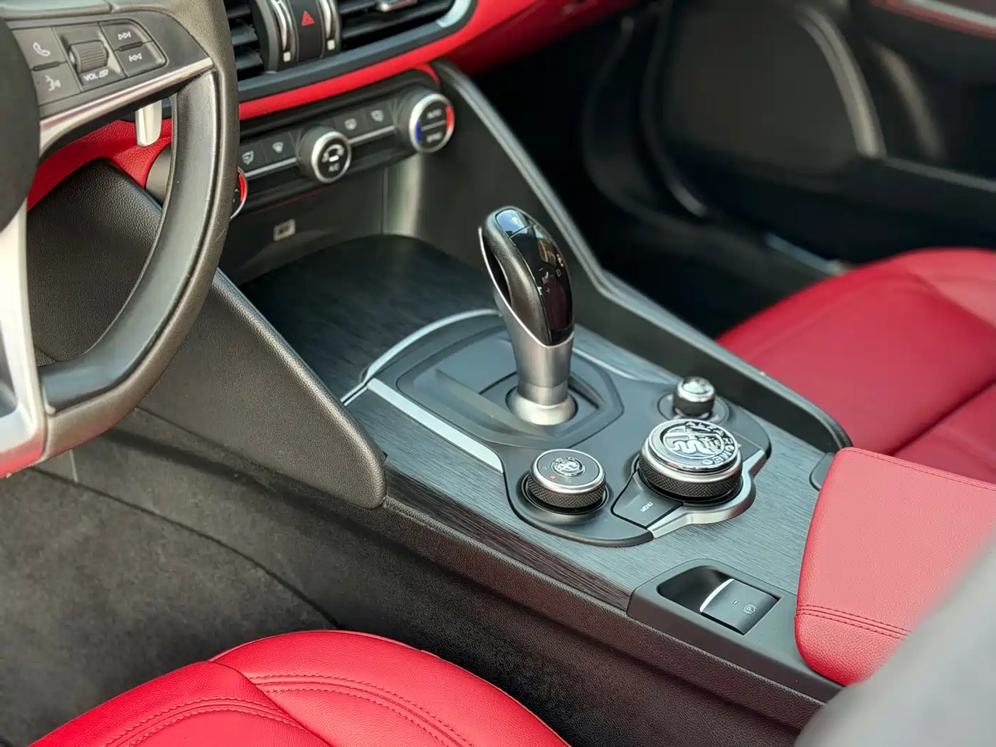 Alfa Romeo Giulia 2019 2.0T 280HP Black Package Limited Edition фото 7