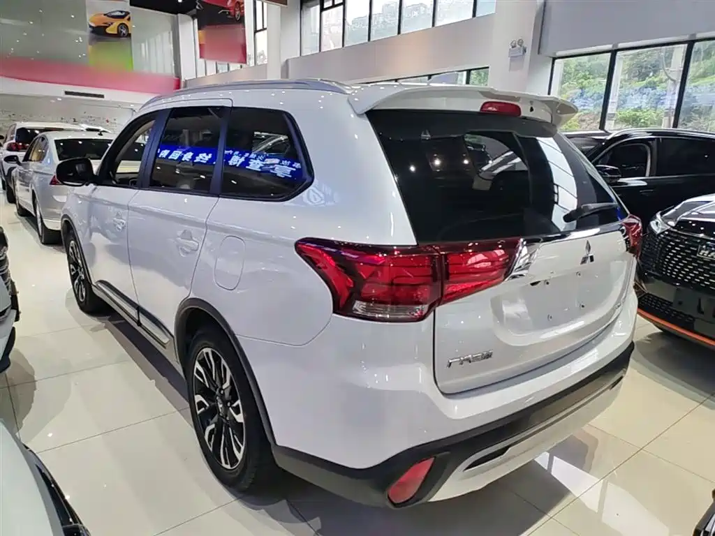 MITSUBISHI OUTLANDER