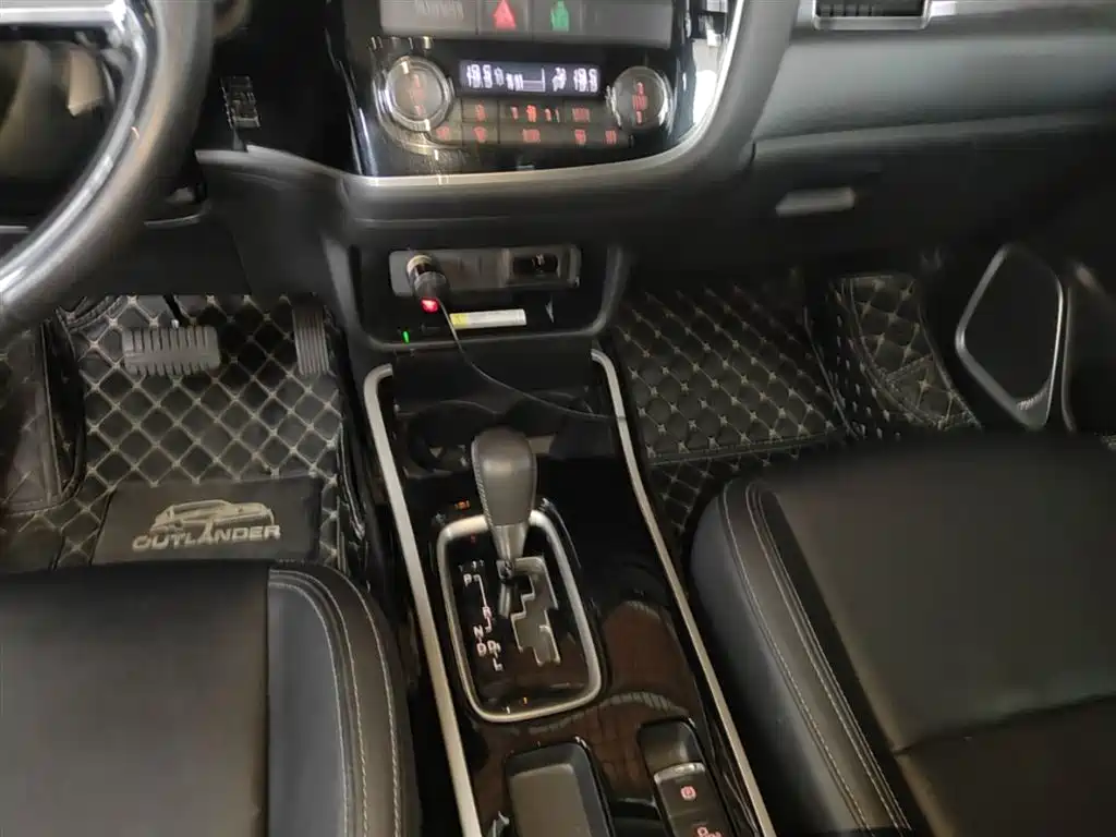 MITSUBISHI OUTLANDER