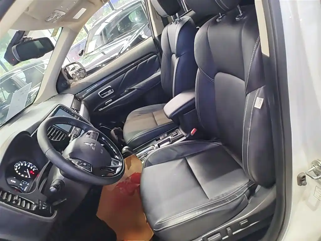 MITSUBISHI OUTLANDER