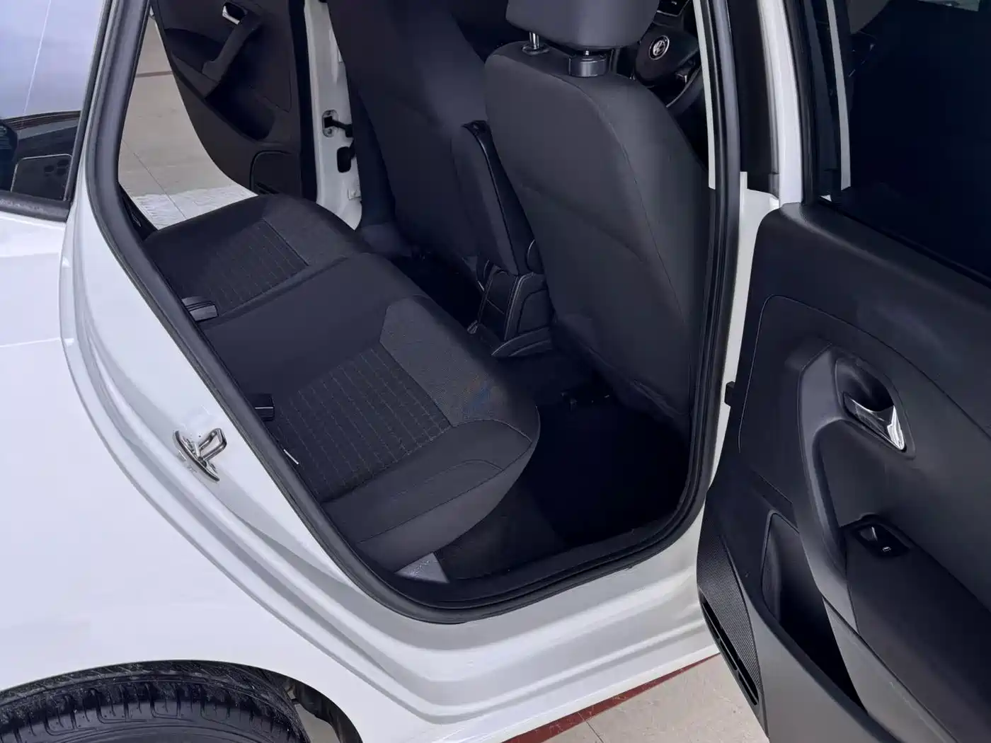 Volkswagen Polo 2014 1.4L Automatic Comfort Edition фото 9