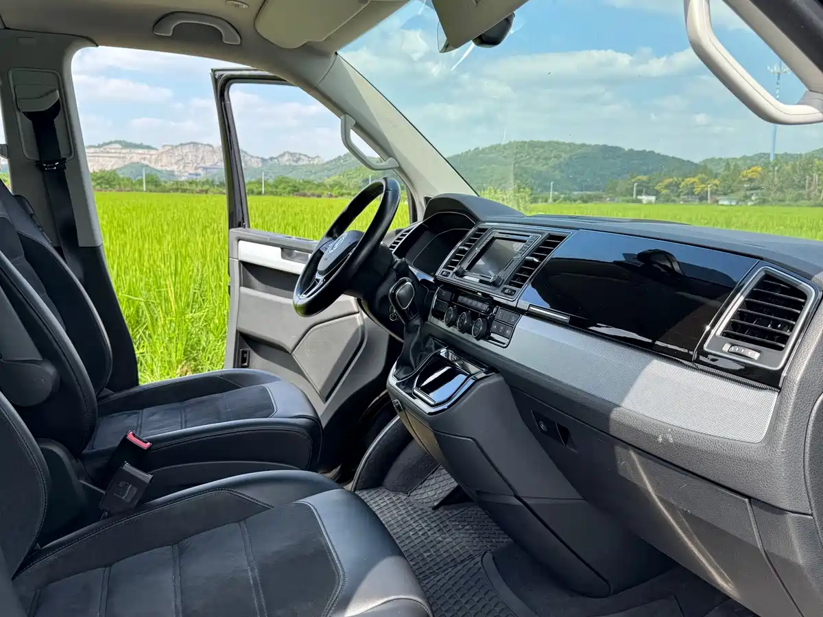 Photo 7 - Volkswagen Multivan