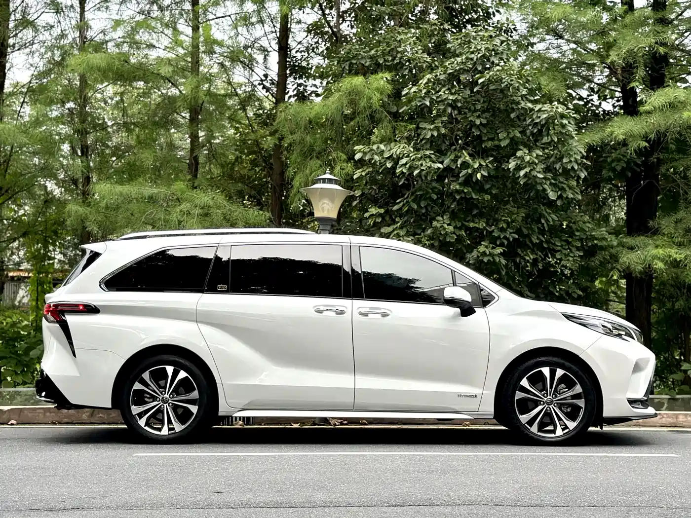 Toyota Granvia 2023 2.5L Hybrid Flagship VIP Edition фото 9