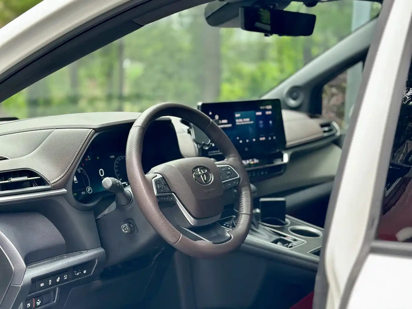 Toyota Granvia 2023 2.5L Hybrid Flagship VIP Edition фото 26