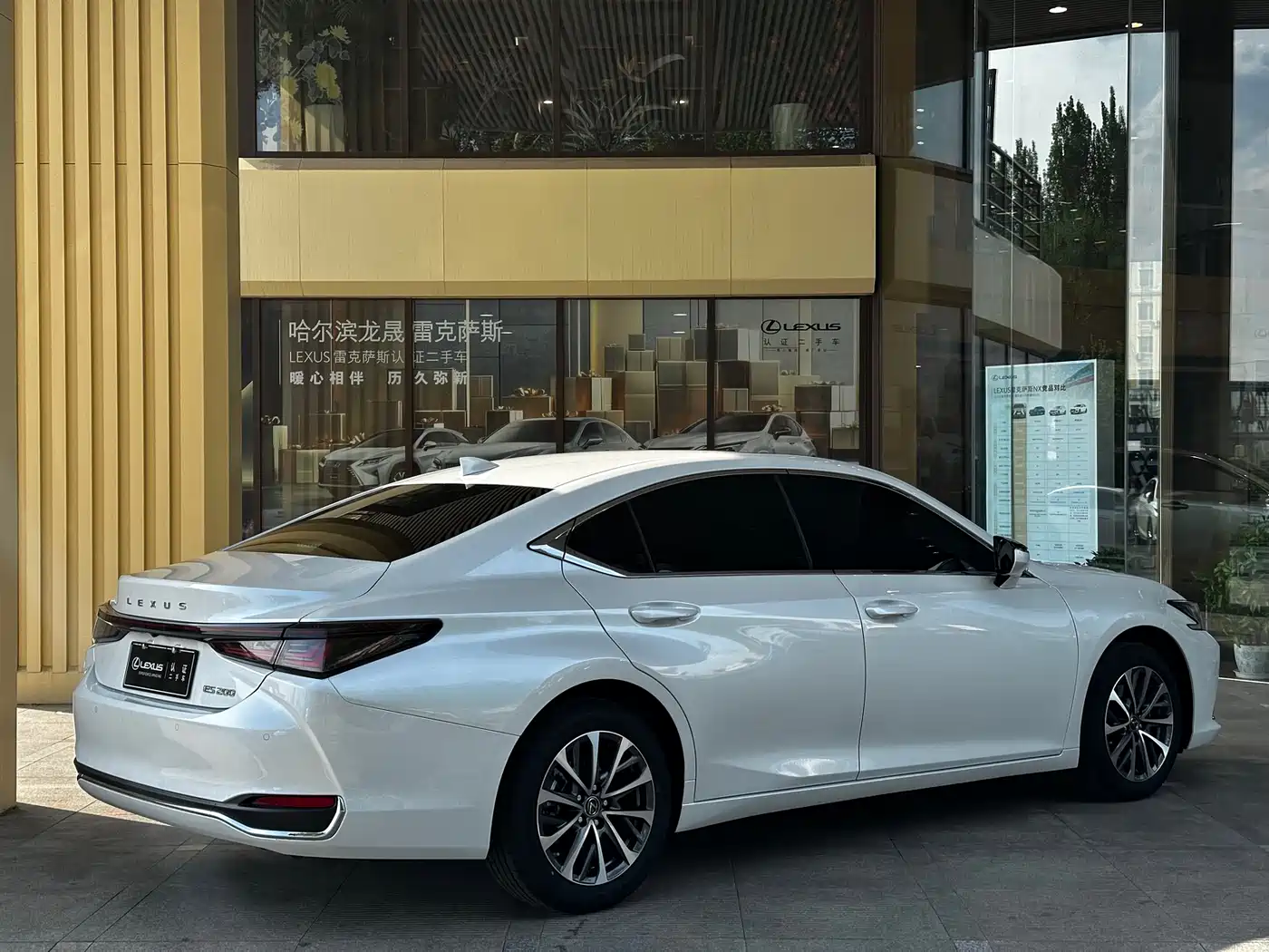 Lexus ES 2025 200 Ultimate Edition фото 4
