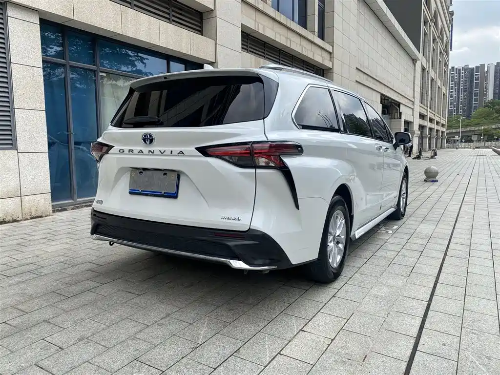 Toyota Granvia 2023 2.5L Hybrid Comfort Edition фото 9