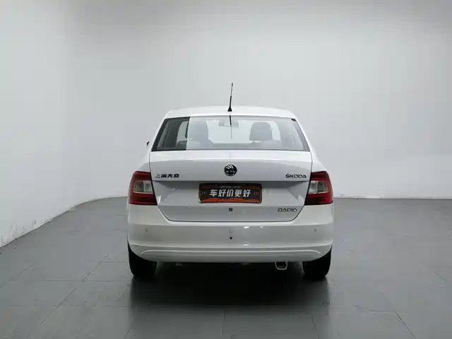 Škoda Rapid 2015 1.6L Manual Smart Selection — фото 4