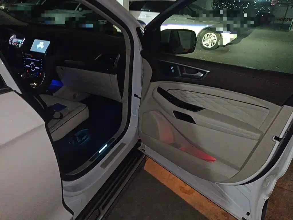 Фото 18 - Ford Edge