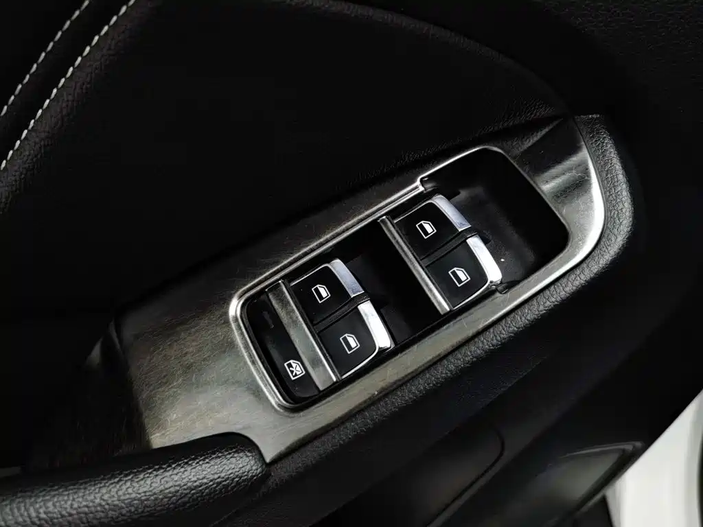 Фото 9 - Roewe RX5