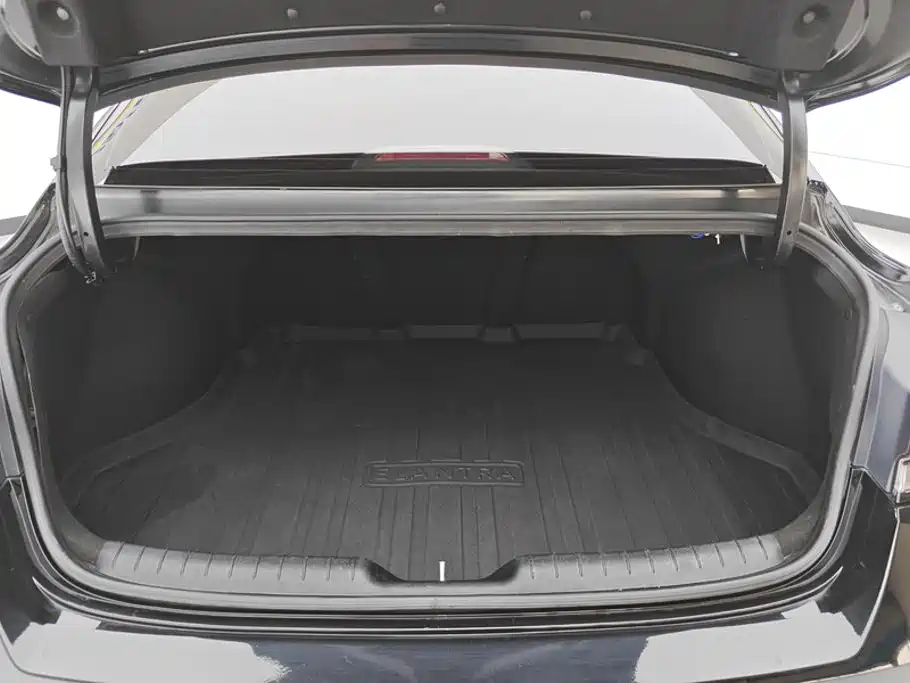 Photo 4 - Hyundai Elantra