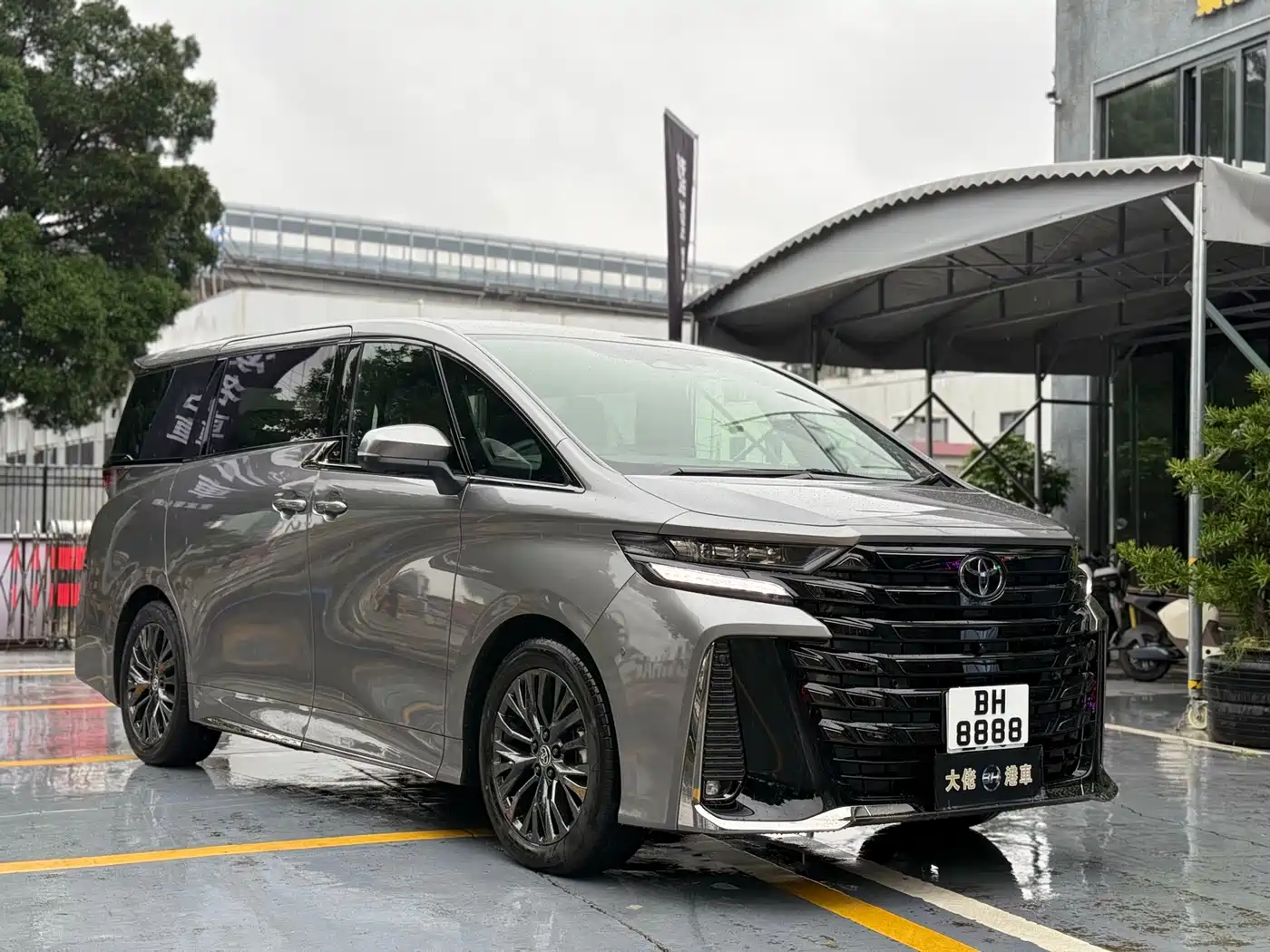 Toyota Vellfire фото 3