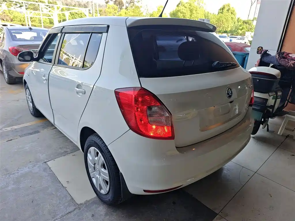 Škoda Fabia 2014 1.4L Automatic Crystal Edition фото 5