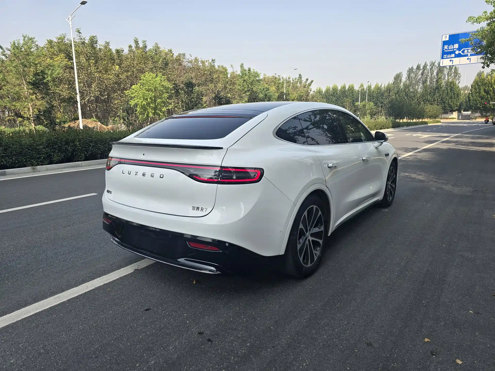 Фото 9 - Zhijie Luxeed R7