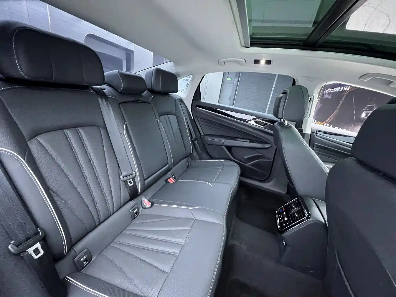 Volkswagen Passat 2024 380TSI Starlight Dragon Soaring Edition фото 3