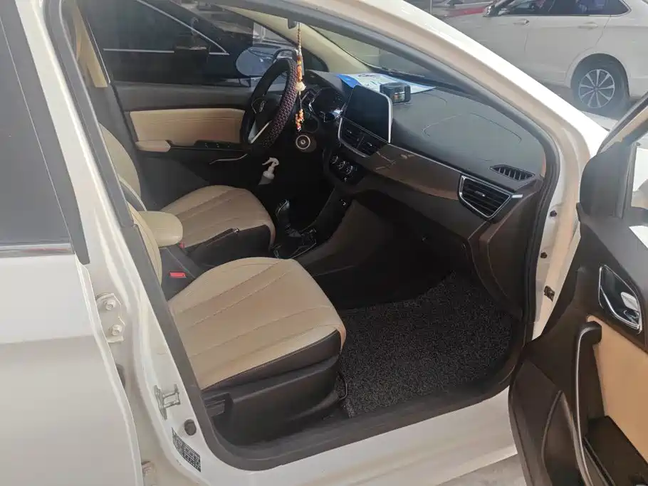 Baojun 310W 2018 2017 1.5L Manual Fashion Edition (China V)