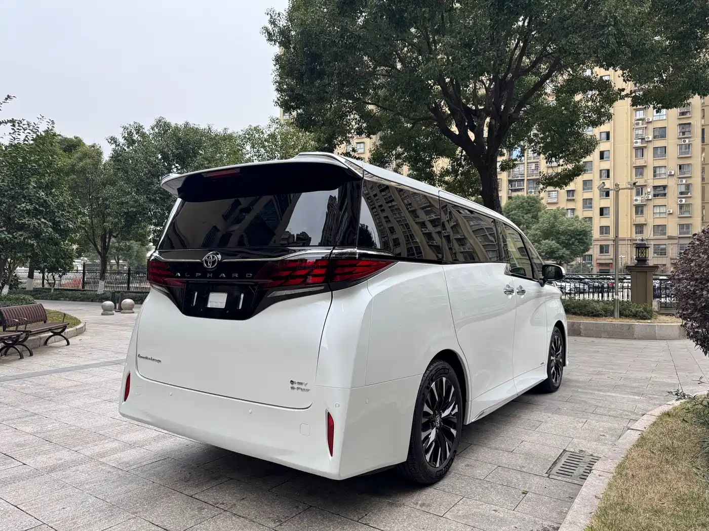 Toyota Alphard 2024 Hybrid 2.5L Ultimate Enjoyment Edition фото 19