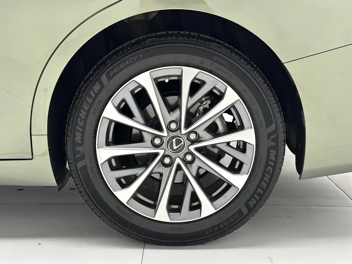 Lexus ES 2022 300h Excellence Edition фото 24