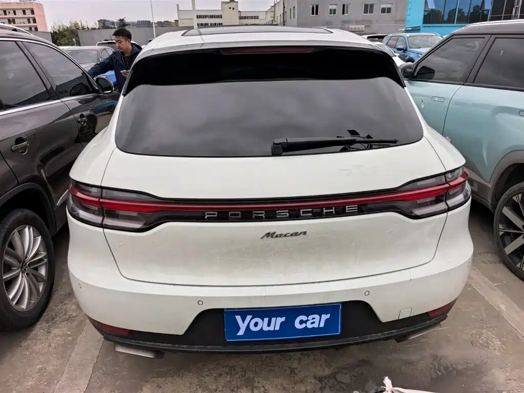 PORSCHE MACAN