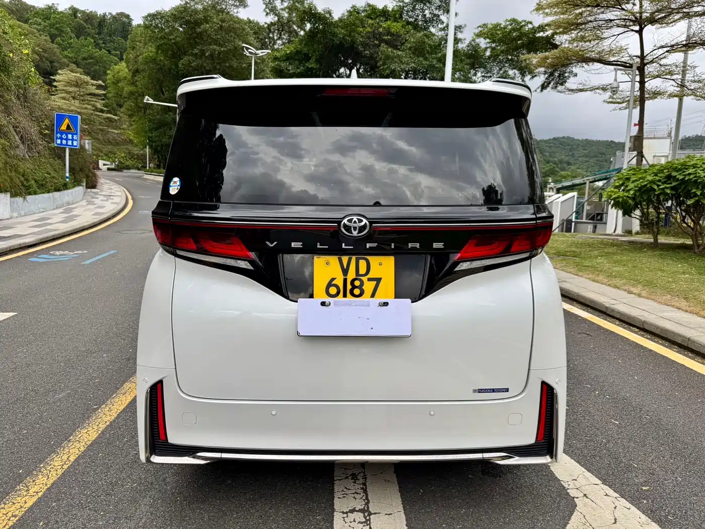 Toyota Vellfire 2023 Crown Hybrid 2.5L HV Luxury фото 17