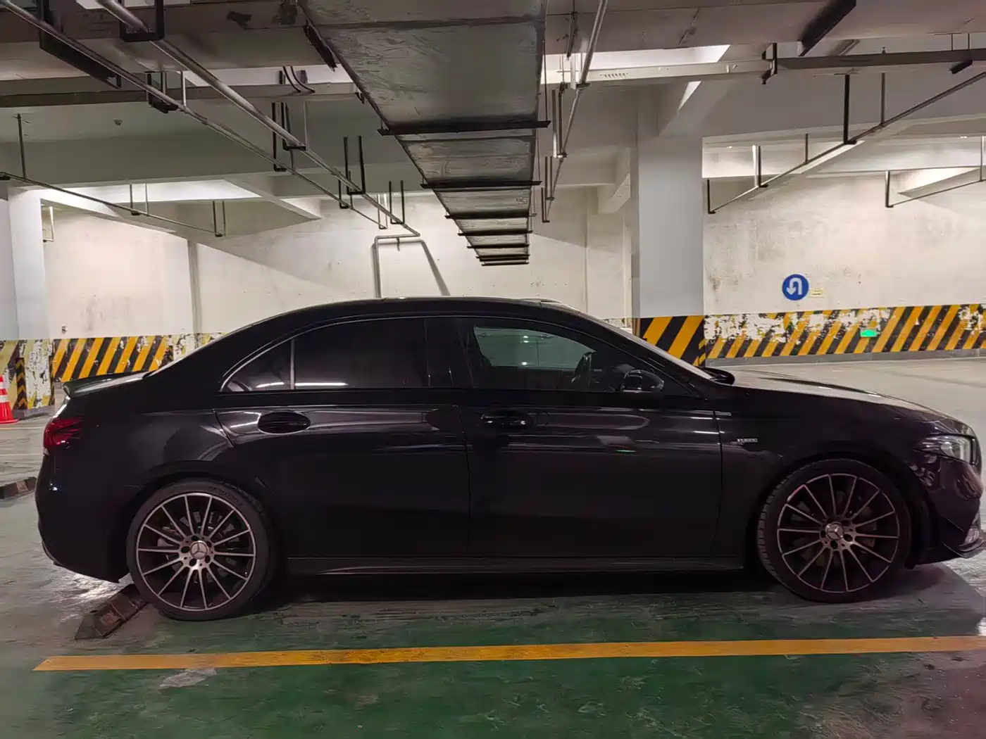 Mercedes-Benz A-Class AMG 2019 AMG A 35 L 4MATIC фото 6