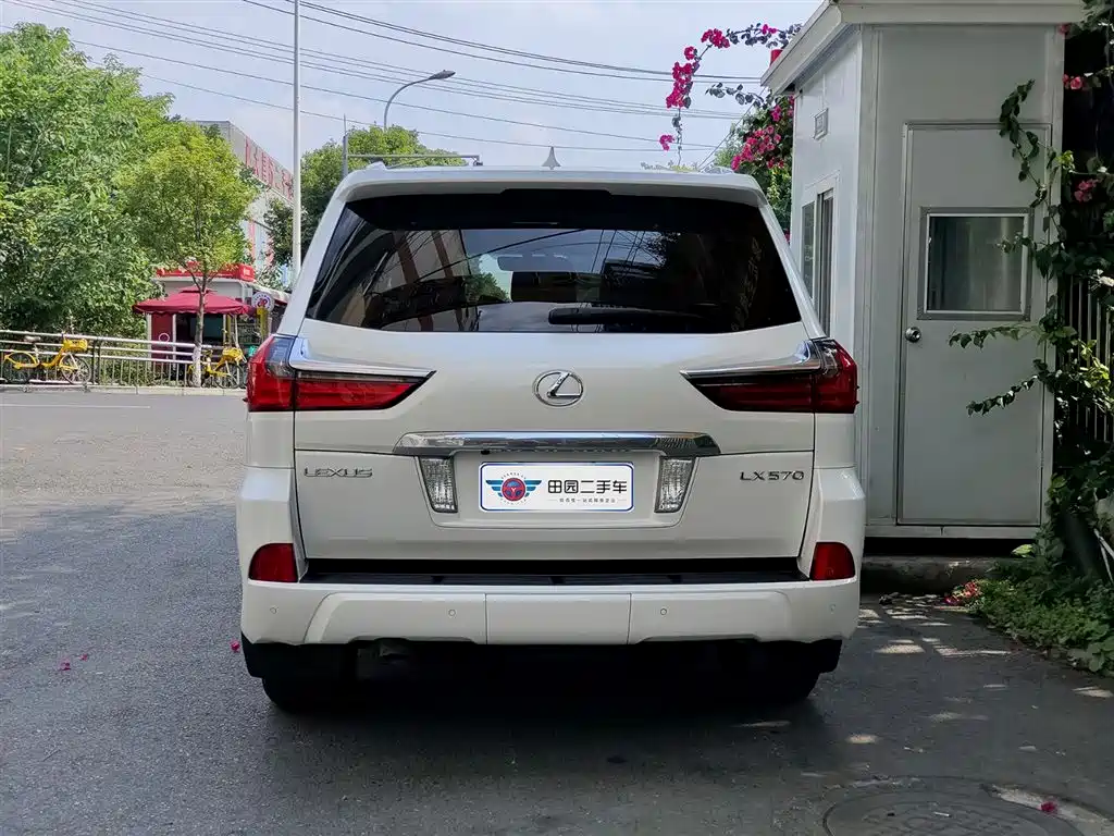 Lexus LX 2016 570 Dynamic Luxury Edition фото 5