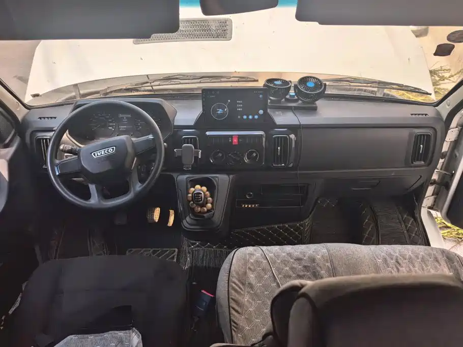Iveco Daily 2024 2023 2.5T A37M1 Long Wheelbase Medium Roof Dual Tire Sliding Door 5-9 Seater