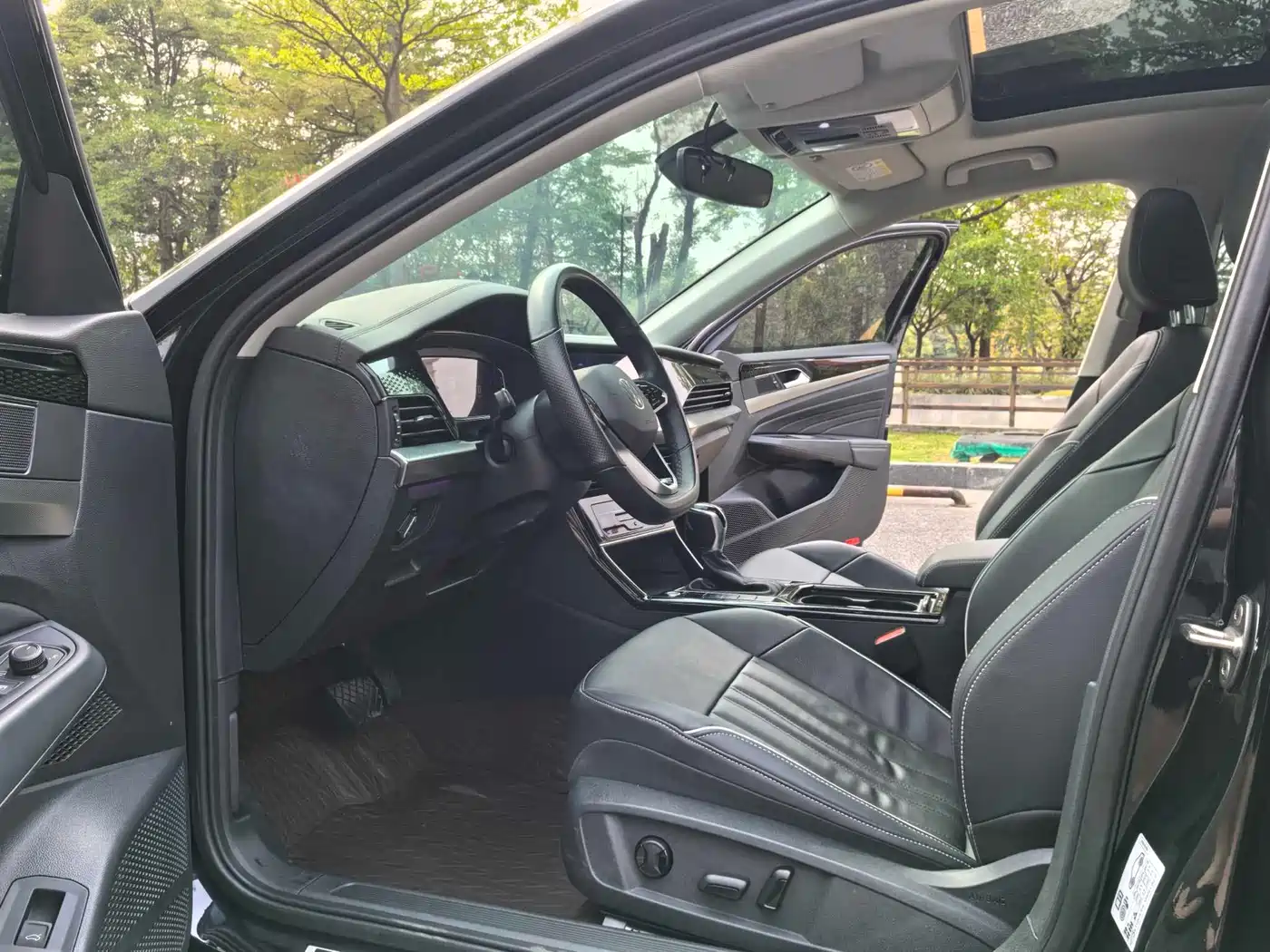 Volkswagen Passat 2022 330TSI Starlight Elite Edition фото 11
