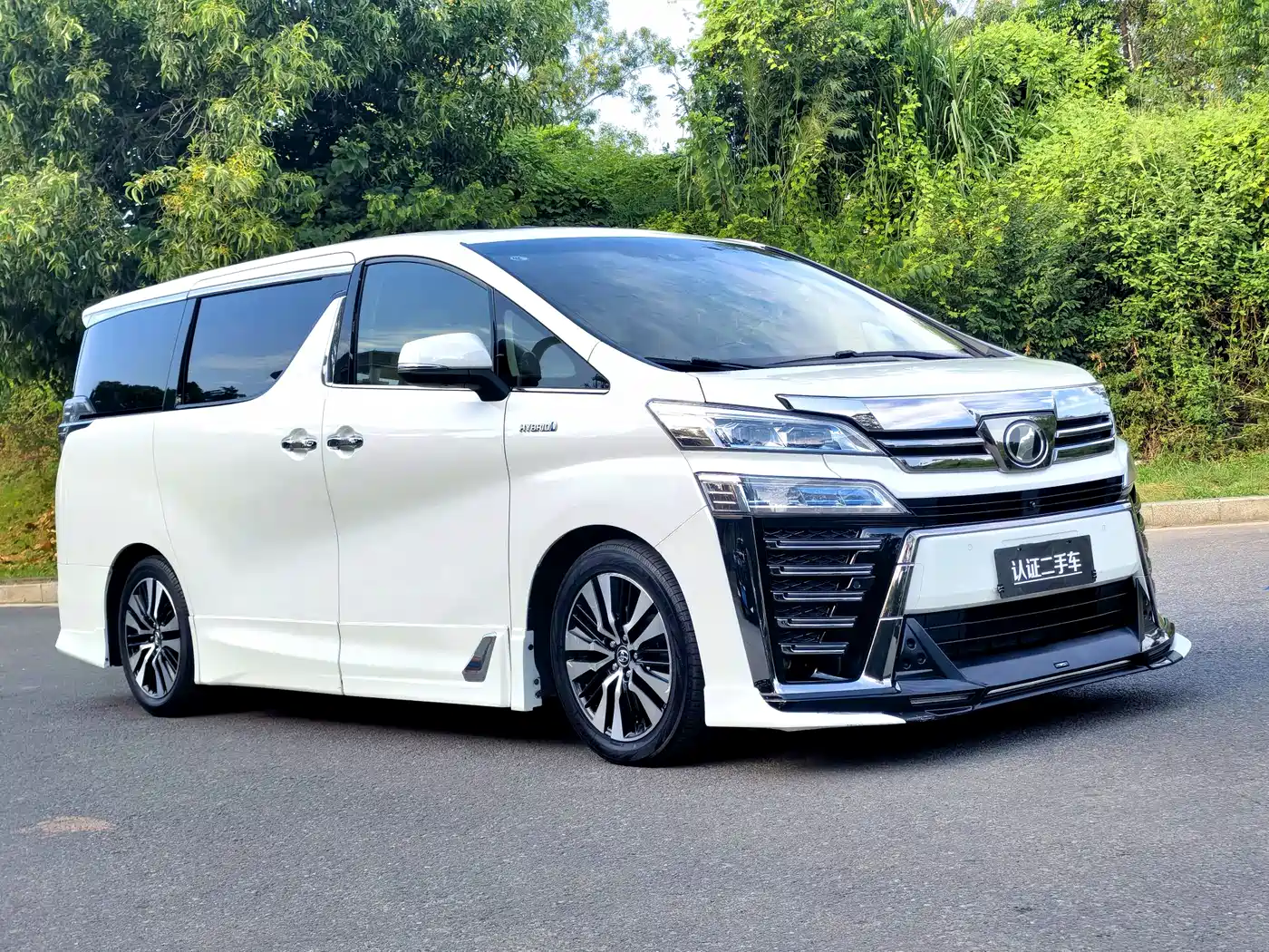 Toyota Vellfire 2020 Twin Engine 2.5L HV Premium Edition фото 3