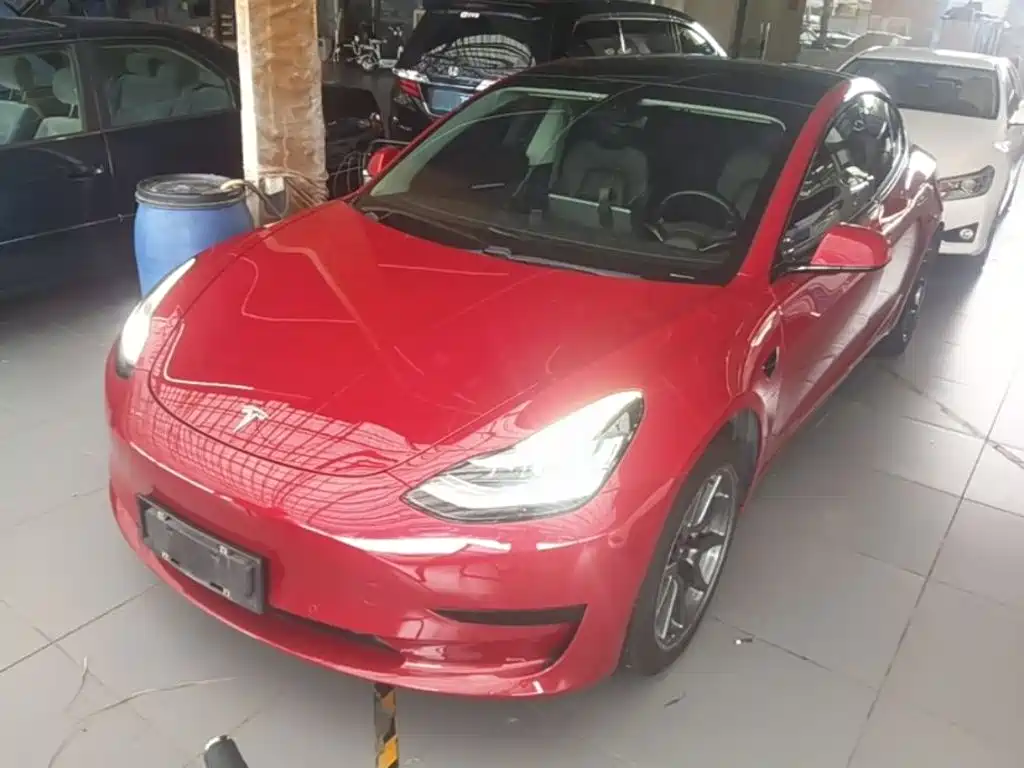 Фото 1 - Tesla Model 3