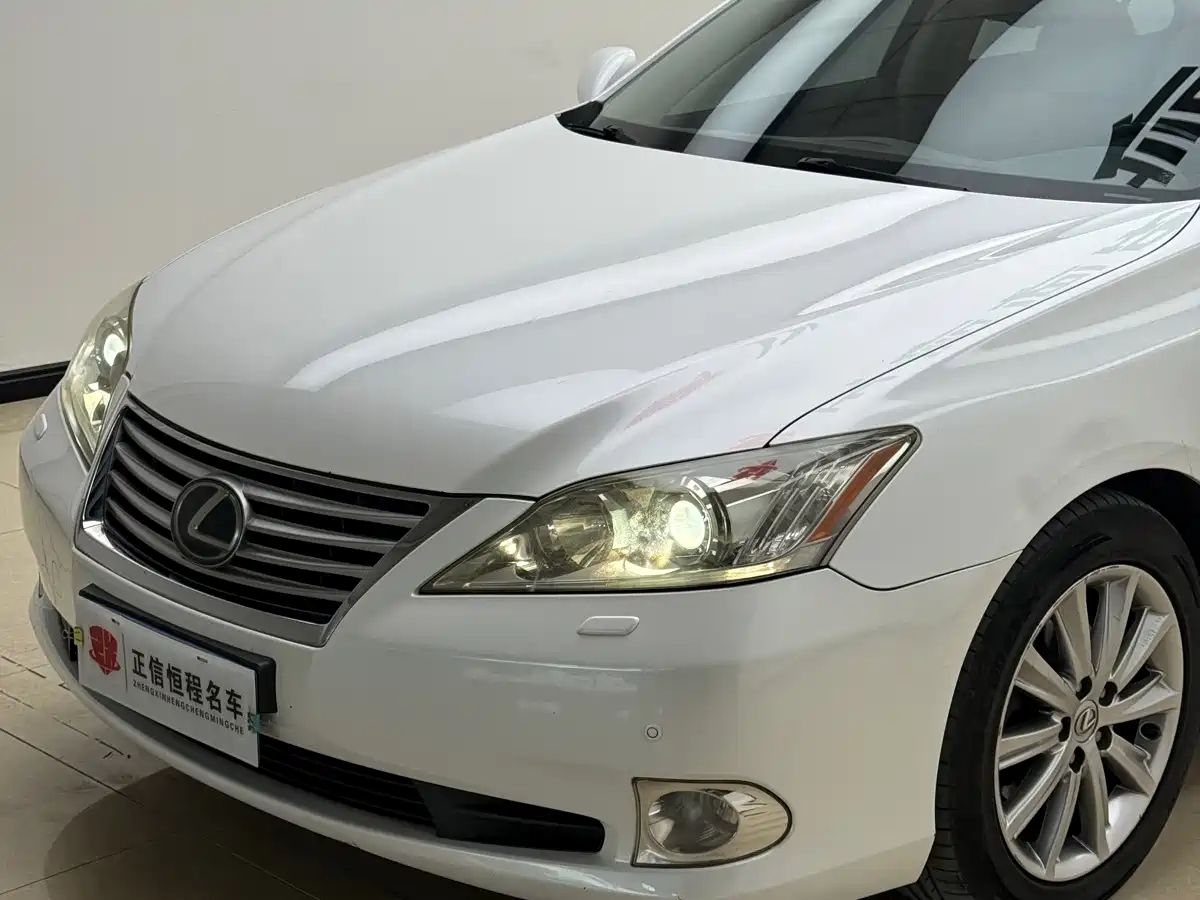 Фото 7 - Lexus ES