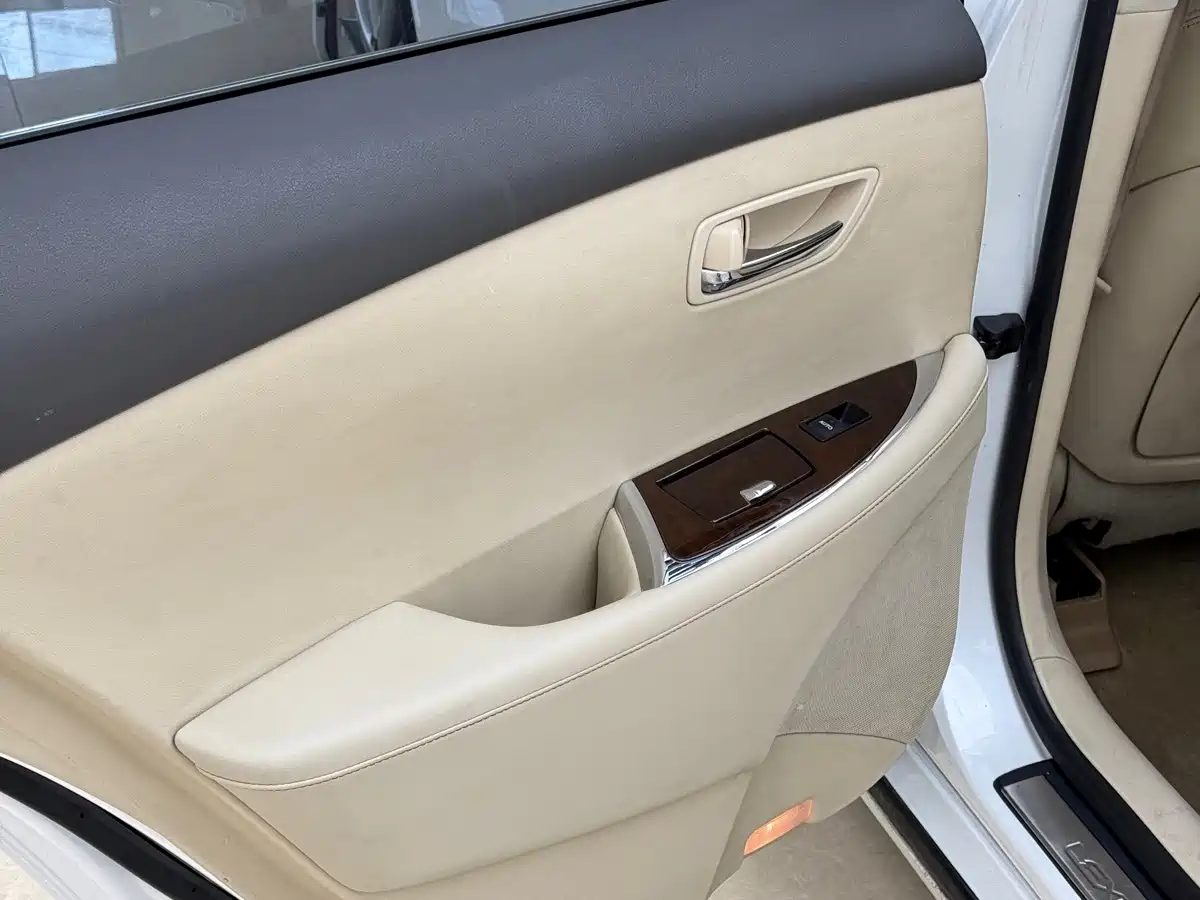 Фото 20 - Lexus ES