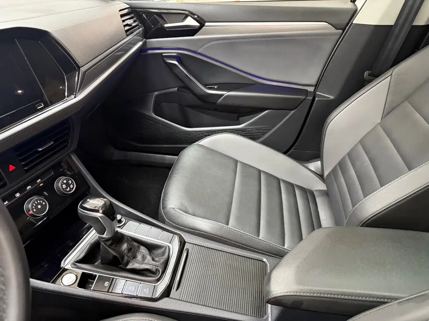 Volkswagen Sagitar 2022 280TSI DSG Surpassing Edition фото 13