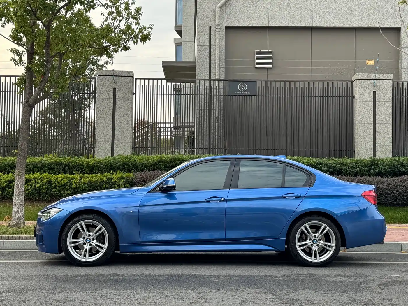 BMW 3 Series 2017 320i M Sport фото 3