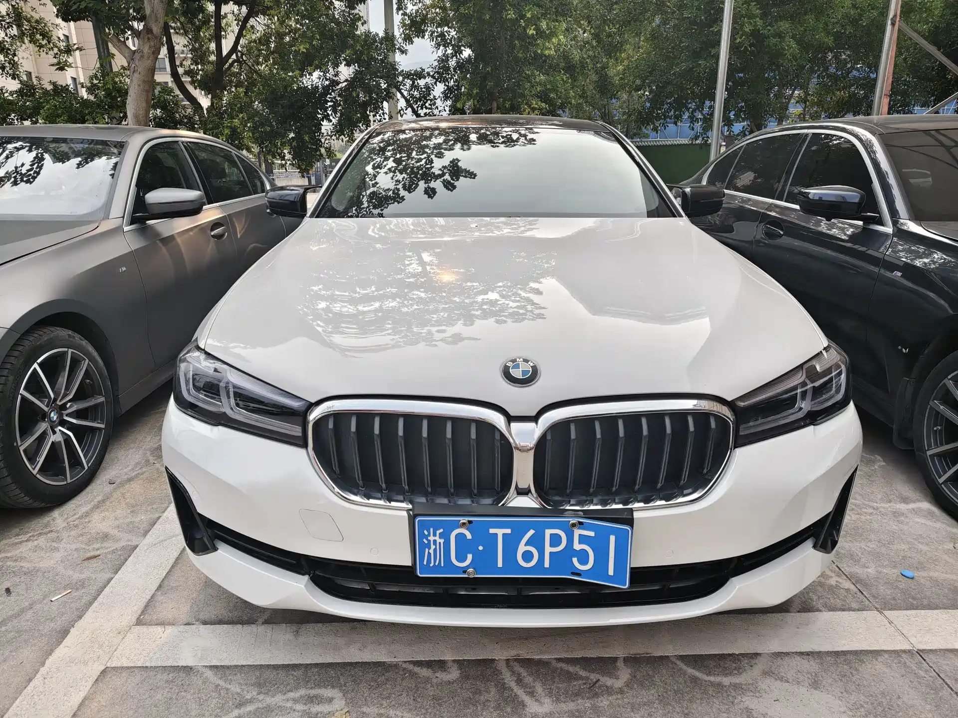 Photo 2 - BMW 5 Series