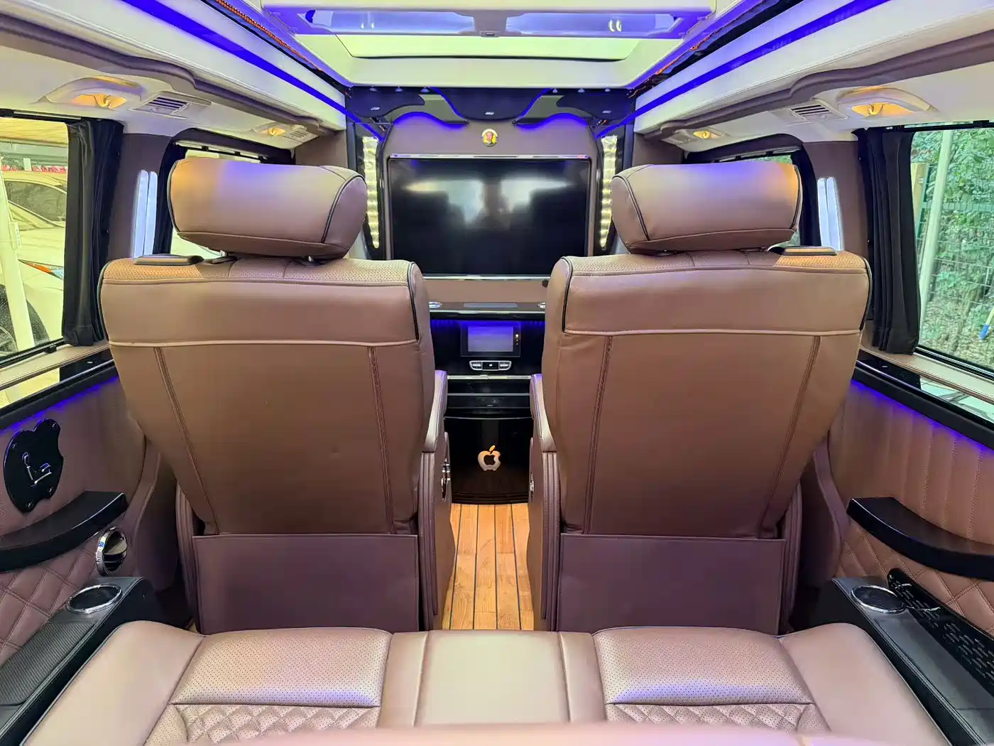 Mercedes-Benz V-Class 2017 Model V 260 L Premium Extended Edition фото 18