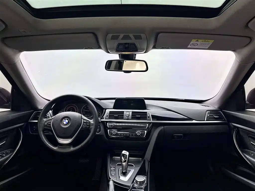 BMW 3 Series GT 2019 320i Fashion Model фото 8