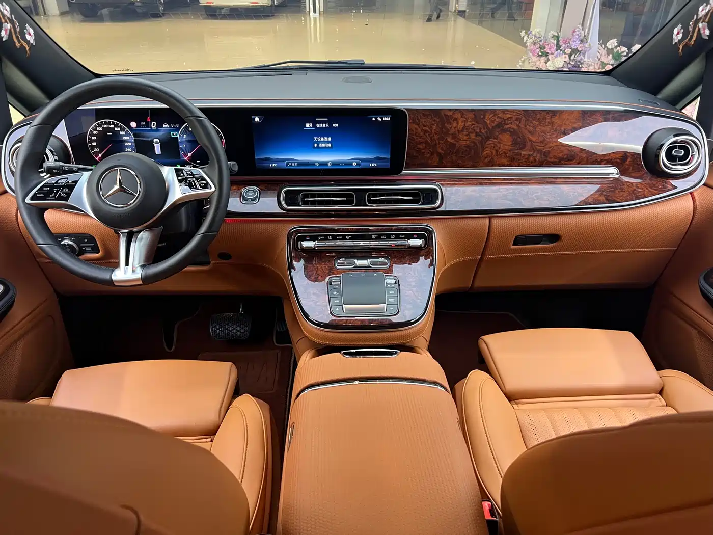 Mercedes-Benz V-Class 2024 V 300 L Long Wheelbase Premium фото 9
