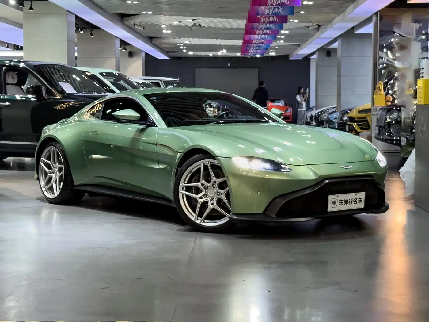 Aston Martin V8 Vantage 2018 4.0T V8 Coupe фото 3